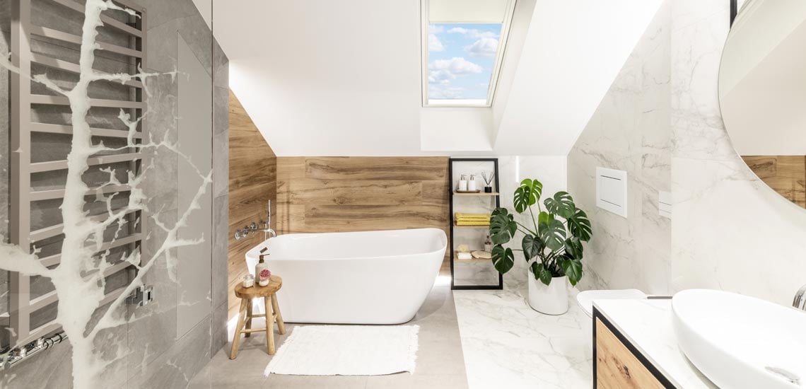 Skandináv stílusú tetőtéri fürdőszoba