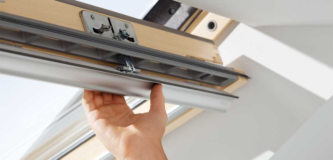 Felső kilincses VELUX tetőtéri ablak 